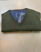 Load image into Gallery viewer, Scotland Blue Vince Cotton V-neck SPE21105VI01SB 340 Pesto
